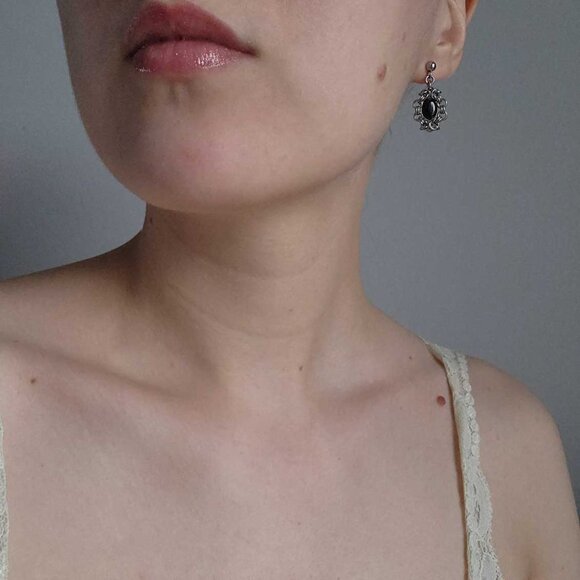 Vintage Victorian gothic style black onyx and intricate silver earrings - Picture 5 of 7